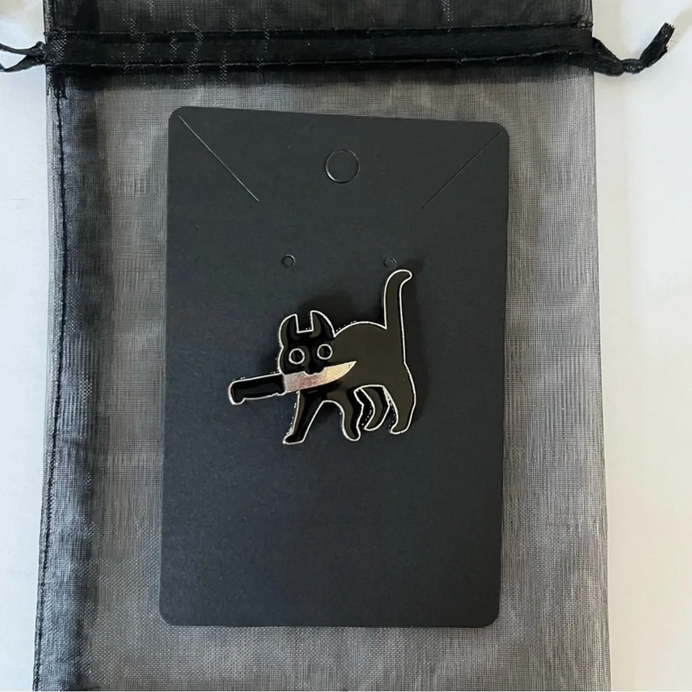 Black Cat With Knife Enamel Pin With Black Mesh Gift Bag Halloween Goth Punk - Picture 4 of 7